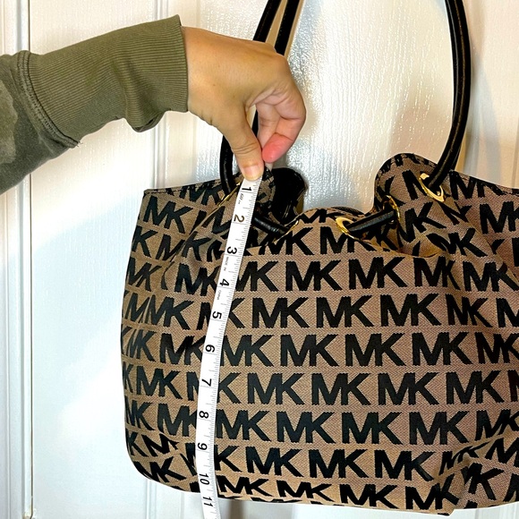 Michael Kors Black & Beige Signature Logo Medium East West Ring Tote Bag - Picture 5 of 10